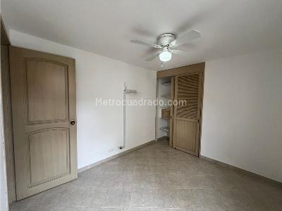 Apartamento en venta en Loma De Los Bernal, Medellín · foto 5 de 10