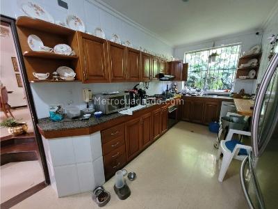 Casa de 4 alcobas en venta en Las Palmas, Medellín, 310 m² · foto 3 de 15