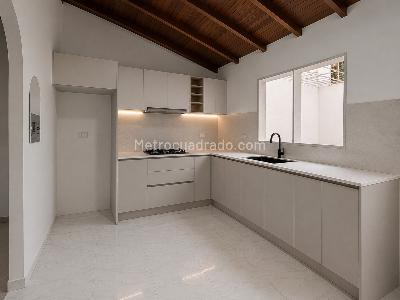 Casa de 3 alcobas en arriendo en Lorena, Medellín, 255 m² · foto 1 de 17