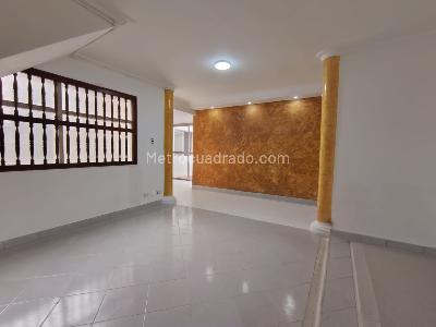 Casa de 3 alcobas en arriendo en Lorena, Medellín, 255 m² · foto 2 de 17