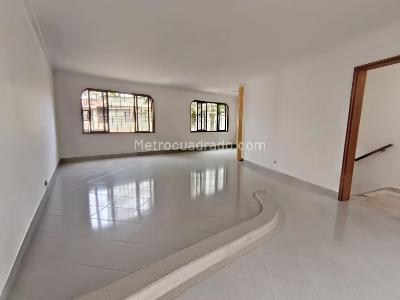 Casa de 3 alcobas en arriendo en Lorena, Medellín, 255 m² · foto 8 de 17