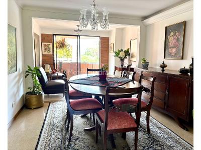 Apartamento de 3 alcobas en venta en Laureles, Medellín, 165 m² · foto 2 de 20