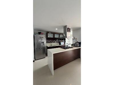 Apartamento de 3 alcobas en venta en Las Lomitas, Sabaneta, 91 m² · foto 2 de 20