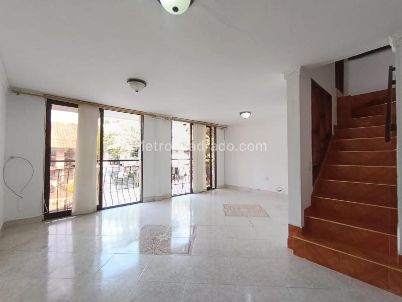 Casa – Bello, La Gran Avenida - Más