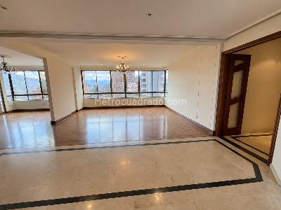 Apartamento de 3 alcobas en arriendo en Loma De Los Parra, Medellín, 208 m² · foto 2 de 20