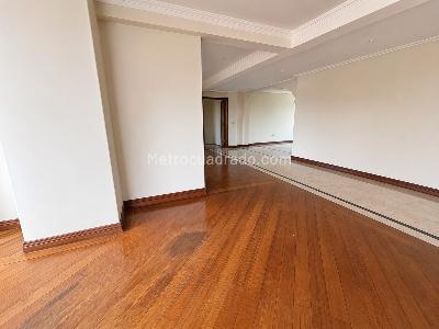 Apartamento de 3 alcobas en arriendo en Loma De Los Parra, Medellín, 208 m² · foto 3 de 20