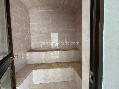 Apartamento de 3 alcobas en arriendo en Loma De Los Parra, Medellín, 208 m² · foto 8 de 20