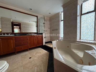 Apartamento de 3 alcobas en arriendo en Loma De Los Parra, Medellín, 208 m² · foto 11 de 20