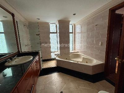 Apartamento de 3 alcobas en arriendo en Loma De Los Parra, Medellín, 208 m² · foto 12 de 20