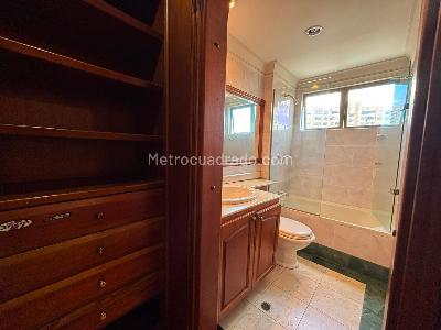 Apartamento de 3 alcobas en arriendo en Loma De Los Parra, Medellín, 208 m² · foto 16 de 20