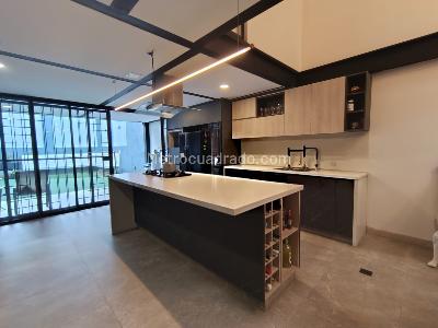 Casa de 4 alcobas en arriendo en La Castellana, Medellín, 330 m² · foto 2 de 20