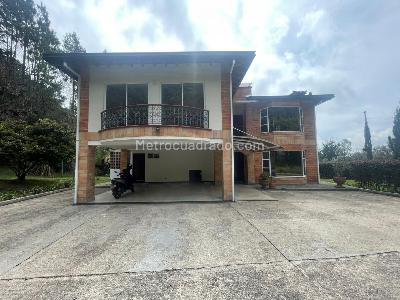 Casa de 5 alcobas en arriendo en Loma Del Escobero Envigado, Envigado, 350 m² · foto 2 de 20