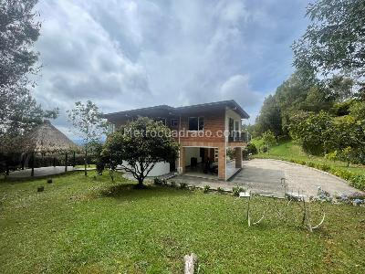 Casa de 5 alcobas en arriendo en Loma Del Escobero Envigado, Envigado, 350 m² · foto 3 de 20