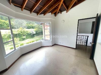 Casa de 5 alcobas en arriendo en Loma Del Escobero Envigado, Envigado, 350 m² · foto 10 de 20