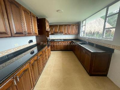 Casa de 5 alcobas en arriendo en Loma Del Escobero Envigado, Envigado, 350 m² · foto 11 de 20