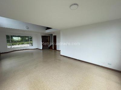 Casa de 5 alcobas en arriendo en Loma Del Escobero Envigado, Envigado, 350 m² · foto 13 de 20