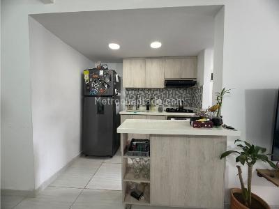 Apartamento de 3 alcobas en venta en San Jose, Sabaneta, 58 m² · foto 2 de 20