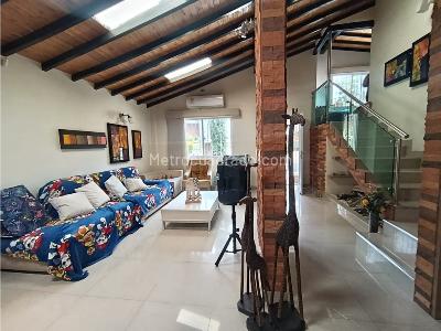Casa de 4 alcobas en venta en Santa Teresita, Medellín, 181 m² · foto 2 de 12