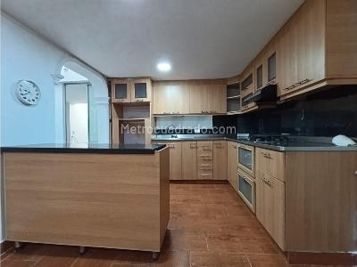 Casa de 4 alcobas en venta en La Almeria, Medellín, 204 m² · foto 4 de 6