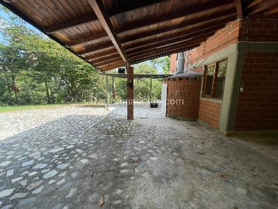 Casa de 5 alcobas en arriendo en El Trianon, Envigado, 1300 m² · foto 3 de 20