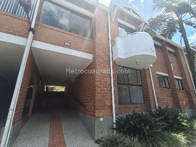 Casa de 4 alcobas en arriendo en El Tesoro, Medellín, 250 m² · foto 2 de 20