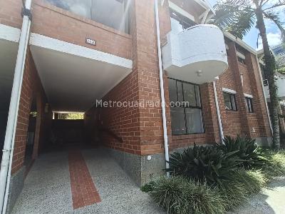 Casa de 4 alcobas en arriendo en El Tesoro, Medellín, 250 m² · foto 3 de 20
