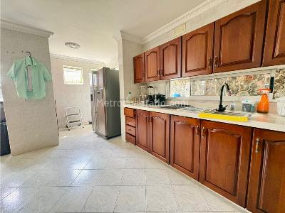 Casa de 4 alcobas en venta en Loma De Las Brujas, Envigado, 344 m² · foto 4 de 18