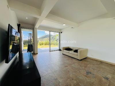 Casa de 2 alcobas en arriendo en Loma Del Escobero Envigado, Envigado, 300 m² · foto 3 de 20