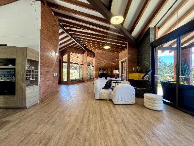 Casa de 5 alcobas en arriendo en Loma Del Escobero Envigado, Envigado · foto 3 de 20
