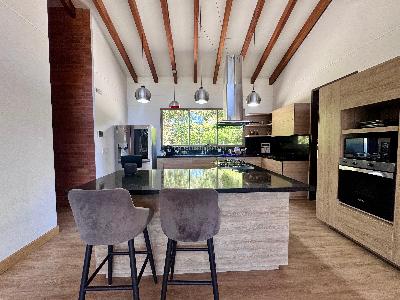 Casa de 5 alcobas en arriendo en Loma Del Escobero Envigado, Envigado · foto 4 de 20