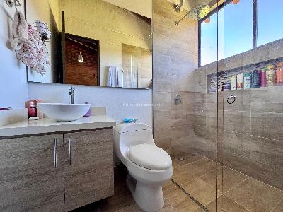 Casa de 5 alcobas en arriendo en Loma Del Escobero Envigado, Envigado · foto 9 de 20