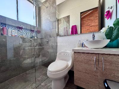 Casa de 5 alcobas en arriendo en Loma Del Escobero Envigado, Envigado · foto 13 de 20