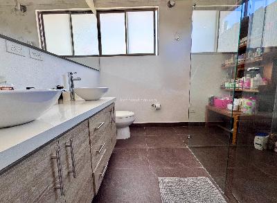 Casa de 5 alcobas en arriendo en Loma Del Escobero Envigado, Envigado · foto 15 de 20