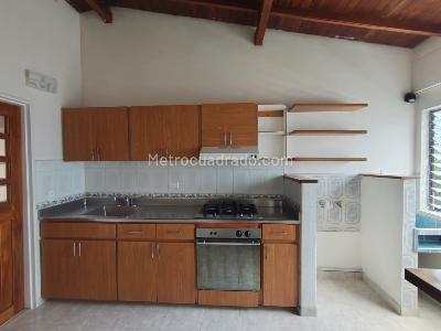 Apartamento de 3 alcobas en arriendo en La Almeria, Medellín, 84 m² · foto 2 de 17