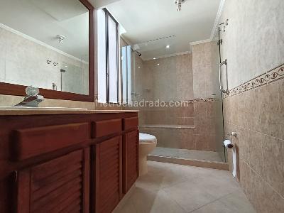 Apartamento de 3 alcobas en arriendo en La Florida El Poblado, Medellín, 151 m² · foto 13 de 16