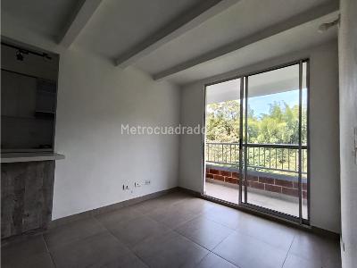 Apartamento de 2 alcobas en venta en Loma De San Jose, Sabaneta, 59 m² · foto 2 de 12