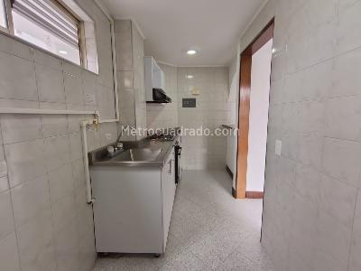 Apartamento de 1 alcoba en arriendo en Las Acacias Laureles, Medellín, 55 m² · foto 2 de 13