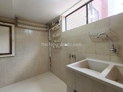 Apartamento de 3 alcobas en arriendo en Lalinde, Medellín, 135 m² · foto 8 de 20