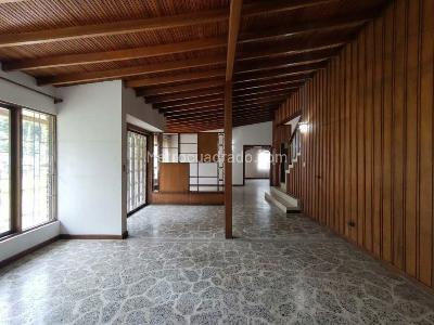 Casa de 3 alcobas en arriendo en El Nogal Los Almendros, Medellín, 370 m² · foto 2 de 18