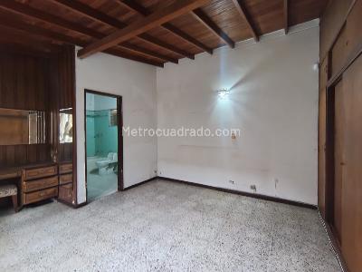 Casa de 3 alcobas en arriendo en El Nogal Los Almendros, Medellín, 370 m² · foto 5 de 18