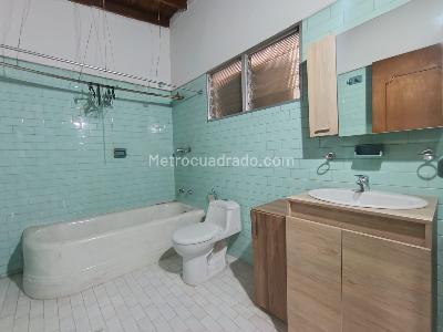 Casa de 3 alcobas en arriendo en El Nogal Los Almendros, Medellín, 370 m² · foto 6 de 18