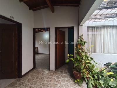 Casa de 3 alcobas en arriendo en El Nogal Los Almendros, Medellín, 370 m² · foto 13 de 18