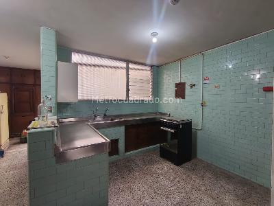 Casa de 3 alcobas en arriendo en El Nogal Los Almendros, Medellín, 370 m² · foto 14 de 18