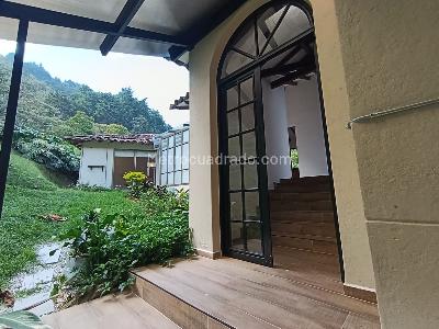 Casa de 4 alcobas en arriendo en Loma Del Escobero Envigado, Envigado · foto 3 de 20