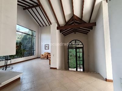 Casa de 4 alcobas en arriendo en Loma Del Escobero Envigado, Envigado · foto 4 de 20
