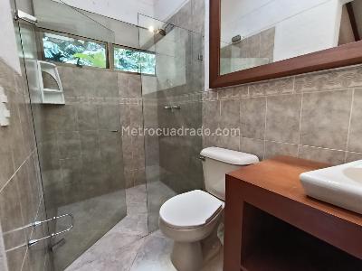 Casa de 4 alcobas en arriendo en Loma Del Escobero Envigado, Envigado · foto 17 de 20
