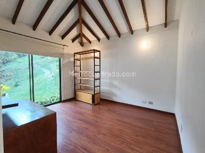 Casa de 4 alcobas en arriendo en Loma Del Escobero Envigado, Envigado · foto 19 de 20