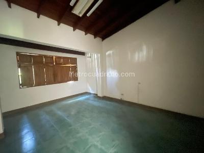 Casa de 5 alcobas en arriendo en Los Colores, Medellín, 500 m² · foto 12 de 20