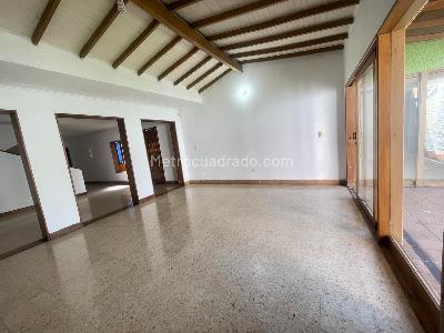 Casa de 5 alcobas en arriendo en Los Colores, Medellín, 500 m² · foto 14 de 20