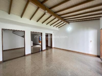 Casa de 5 alcobas en arriendo en Los Colores, Medellín, 500 m² · foto 15 de 20